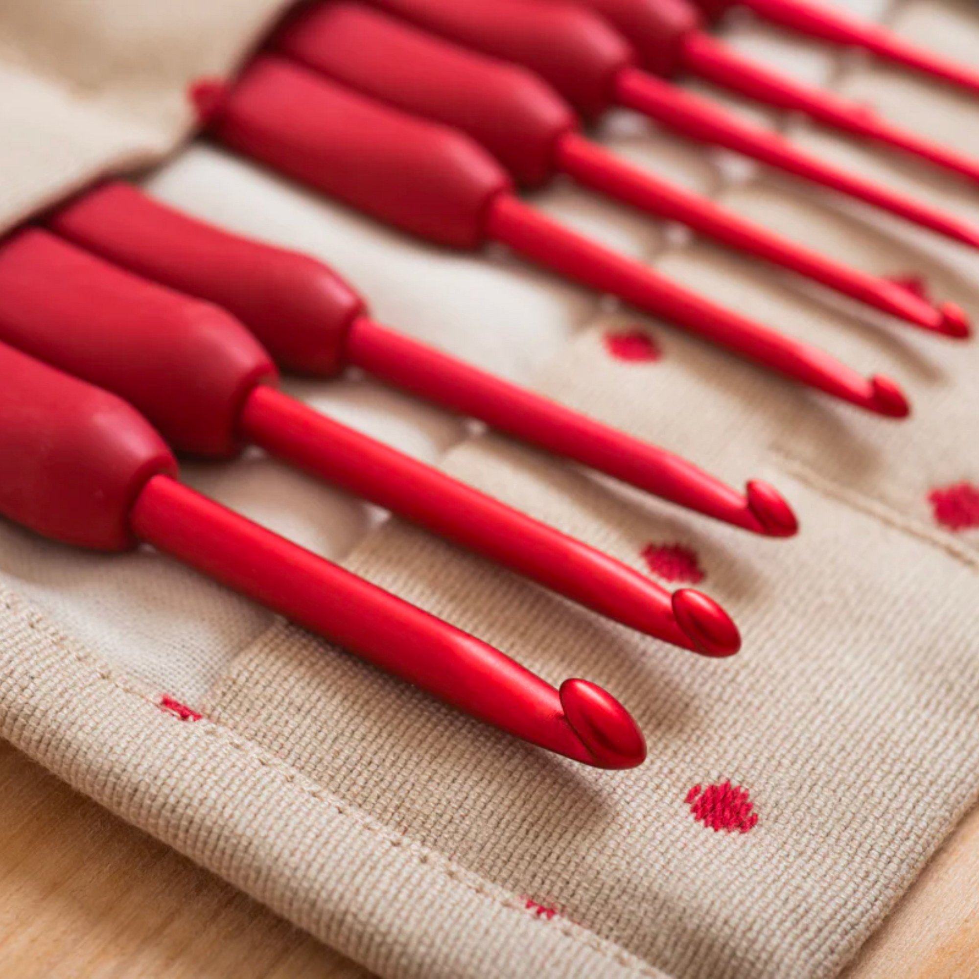 Tulip Etimo Red Crochet Hook Set